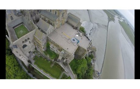 Un parachutisme de la FCD sur le Mont St Michel